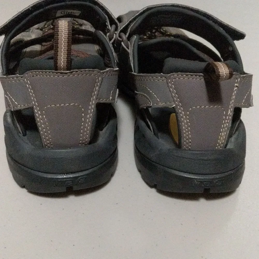 Teva Forebay Water enclosed toes shoe Sandal men's size 8US
